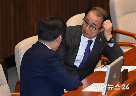 이재명 더불어민주당 대표와 이성만 의원이 13일 서울 여의도 국회에서 열린 본회의에서 대화하고 있다. [사진=김성진 기자]