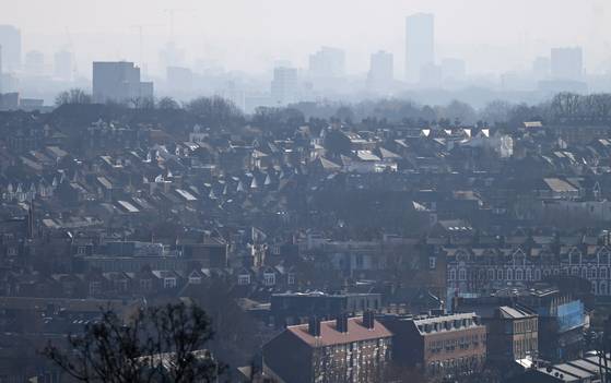영국 전체 주택의 약 4분의 1인 620만 채는 1919년 이전에 건축된 역사적 건물이라서 난방, 배관 등 에너지 측면에서 효율적이지 못하다. [EPA=연합뉴스]