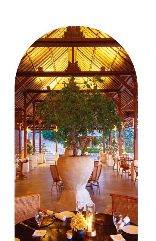 아만킬라의 ‘더테라스’는 벽이 없는 개방된 공간이다. 3단 인피니티풀을 비롯해 바다뷰를 즐기며 아시안·웨스턴 음식을 맛볼 수 있다.