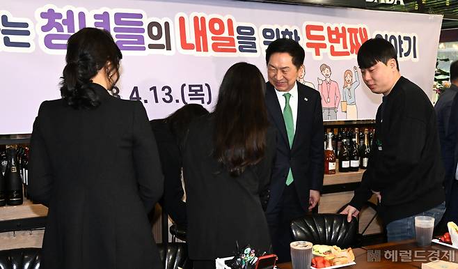 김기현 국민의힘 당대표가 13일 서울 구로구의 한 카페에서 열린 국민의힘 일하는 청년들의 내일을 위한 두 번째 이야기 간담회에 참석해 청년들과 인사를 나누고 있다. 임세준 기자