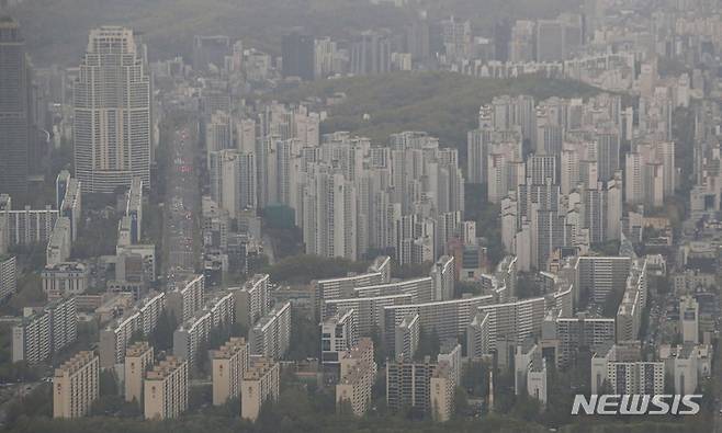 [서울=뉴시스] 권창회 기자 = 집값 하락세 속 이자 부담이 더해지며 경매시장으로 유입되는 아파트가 증가하고 있다. 법원경매정보업체 지지옥션에 따르면 지난달 전국 아파트 경매 진행 건수는 2천450건으로 전월(1천652건) 대비 48.3% 증가했다. 작년 3월(1천415건)에 비하면 무려 73.1% 늘어난 것이다. 사진은 11일 오전 서울 송파구 롯데월드타워 서울스카이에서 바라본 아파트단지 모습. 2023.04.11. kch0523@newsis.com