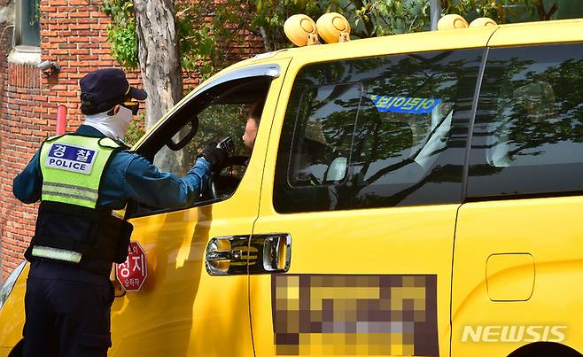[대구=뉴시스] 이무열 기자 = 13일 오후 대구 남구 대덕초등학교 앞 도로에서 남부경찰서 교통안전계 경찰관이 음주운전 단속을 하고 있다. 2023.04.13. lmy@newsis.com