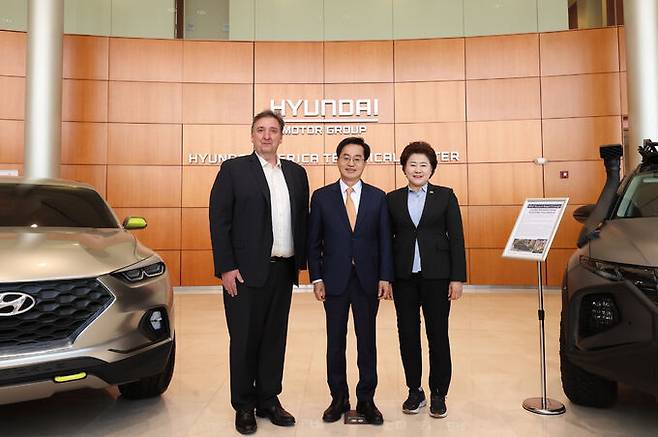 11일(현지시간) 미국 미시간 앤 아버 소재 HATCI 에서 김동연(가운데)&nbsp;경기도지사와&nbsp;남경순 경기도의회 부의장, 존롭 현대차 북미연구소 소장이&nbsp;기념촬영을 하고 있다. 경기도 제공