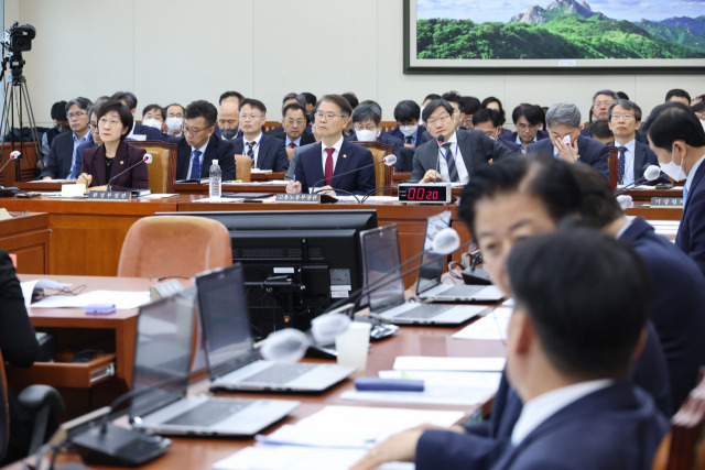 이정식 고용노동부 장관이 지난달 21일 오전 국회에서 열린 환경노동위원회 전체회의에 참석하고 있다. 연합뉴스