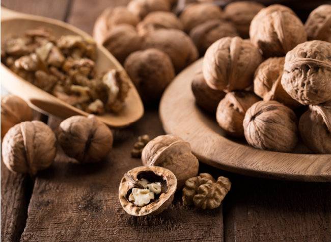 호두는 연한 갈색에 고불고불한 홈이 많이 파여 있으며 쌉싸래한 맛이 도드라진다. 피칸과 생김새가 비슷하지만 항산화 성분은 압도적이다. [Gettyimage]