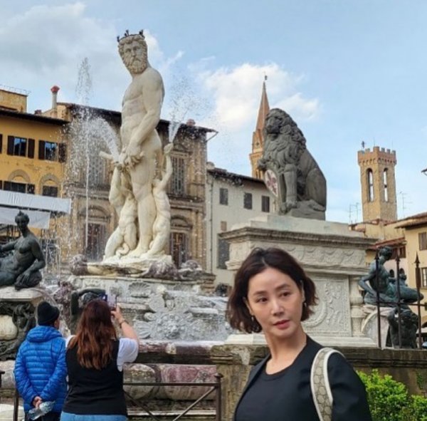 Kim Sung-ryung wrote on his Instagram account on the 13th, Who are you? Please put me in the fountain. Im just tired of posing.The photo shows Kim Sung-ryung posing along the fountain statue.Kim Sung-ryung, a synonym for sophistication and elegance, is more humorous than a formal pose like a photo shoot. Kim Sung-ryung says that the pose is boring.On the other hand, Kim Sung-ryung returns to the Netflix original movie  ⁇   ⁇   ⁇   ⁇   ⁇   ⁇  after showing an extraordinary performance in the drama  ⁇  Kill Hill  ⁇  last year.It is a film about the encounter, separation, and love of a North Korean refugee who arrived in Belgium with the last hope of life and a woman who lost her reason for life.