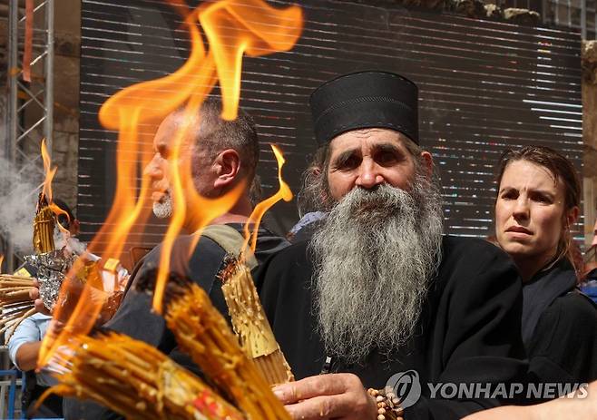 2022년 4월23일 예루살렘 구시가지에 있는 성묘교회에서 열린 '성령의 불' 행사. [AFP 연합뉴스 자료사진. 재판매 및 DB 금지]