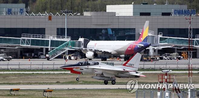 광주 군공항 이전 특별법 법사위 통과 (광주=연합뉴스) 조남수 기자 = 13일 광주 군공항 이전 특별법이 국회 법제사법위원회를 통과했다. 광주 군공항 특별법은 기존의 '군 공항 이전 및 지원에 관한 특별법'과 달리 기부 대 양여 부족분을 국가 재정으로 지원하는 내용 등을 담고 있다. 이날 광주공항에서 제1전투비행단의 훈련기가 착륙하고 있다. 2023.4.13 iso64@yna.co.kr