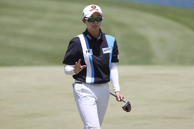 김효주가 13일 열린 LPGA 투어 롯데 챔피언십 1라운드에서 퍼트 수 인사를 하고 있다.(사진=AP/뉴시스)