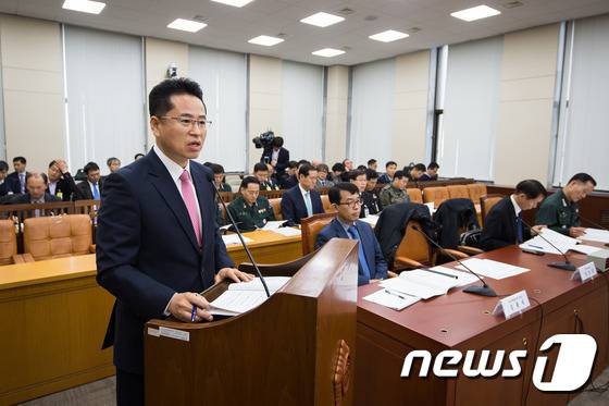 2014년 11월17일 서울 여의도 국회에서 열린 군 인권개선 및 병영문화혁신 특별위원회 전체회의에서 민·관·군 병영문화혁신위원회 신인균 2분과 위원장이 업무보고를 하고 있다. /뉴스1 ⓒ News1 유승관 기자