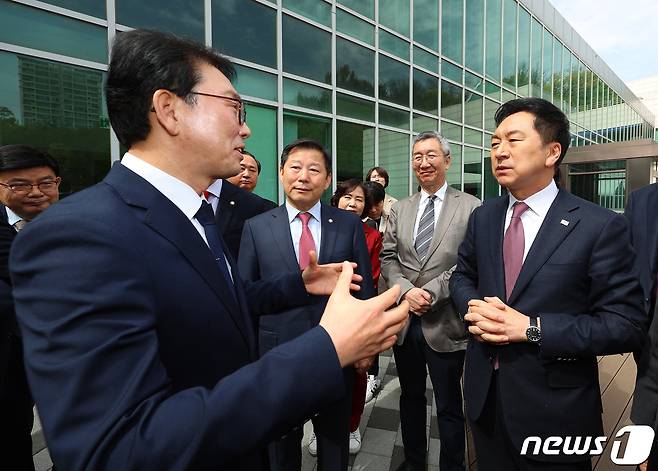 김기현 국민의힘 대표가 14일 서울 마포구 박정희대통령기념관에서 전시물 관람 후 이희재 관장과 이야기하고 있다. (공동취재) 2023.4.14/뉴스1 ⓒ News1 황기선 기자