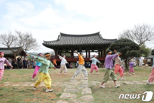 밀양시가 지난 3월 밀양 향교 내에서 선보인 선비풍류공연 .(밀양시 제공)