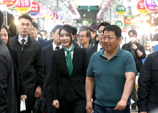 윤석열 대통령의 부인 김건희 여사가 14일 대전 중구 태평전통시장을 방문해 지역 주민 및 상인들과 소통했다. 최은성 기자