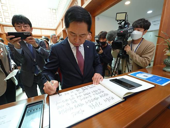 김기현 국민의힘 대표가 14일 서울 마포구 박정희대통령기념관에서 방명록을 남기고 있다. 사진=뉴스1