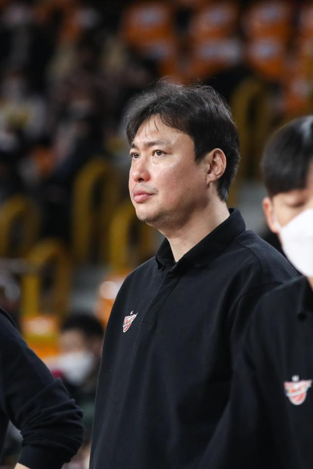 KT 신임 사령탑으로 선임된 송영진 코치. KBL 제공