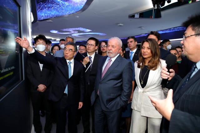 중국을 방문 중인 루이스 이나시우 룰라 다시우바(가운데) 브라질 대통령이 13일 중국의 대표적 정보기술(IT) 기업 화웨이의 상하이 연구개발센터 전시회장을 방문해 관계자 설명을 듣고 있다. 상하이=신화 연합뉴스