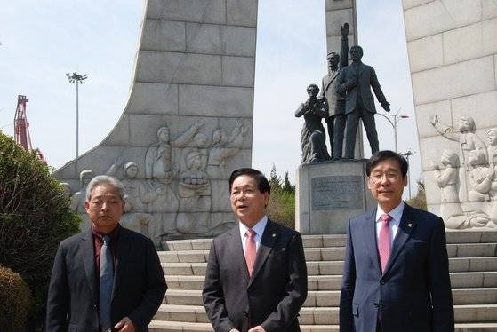 인천 제물포항이 있던 자리에 한국기독교100주년 기념탑이 서 있다. 한교총 이영훈 대표회장(가운데)과 명예회장 감리교 이철 감독(왼쪽에서 첫번째), 공동대표회장 권순웅 목사가 3일 이곳을 찾았다. 백성호 기자