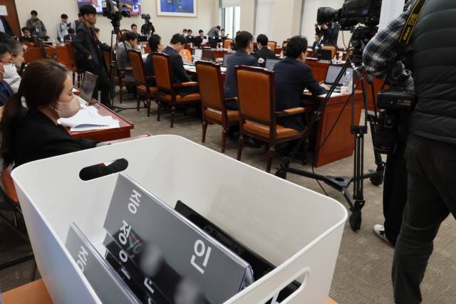 ▲ 14일 오전 국회 교육위원회에서 열린 정순신 자녀 학교폭력 진상조사 및 학교폭력 대책 수립을 위한 청문회에서 정 변호사 아들의 증인 명패가 청문회장 한 구석에 놓여 있다. 정 변호사와 아들 정 모씨는 이날 불출석 사유서를 제출하고 청문회에 출석하지 않았다. 2023.4.14 연합뉴스