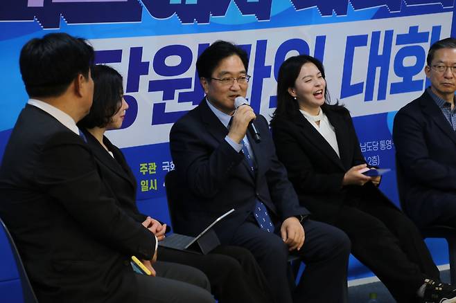 ‘2023, 버스에서 내려와’ 운동을 제안한 민주당 우원식 의원이 오늘(14일) 민주당사 당원존에서 당원들과 대화하고 있다.