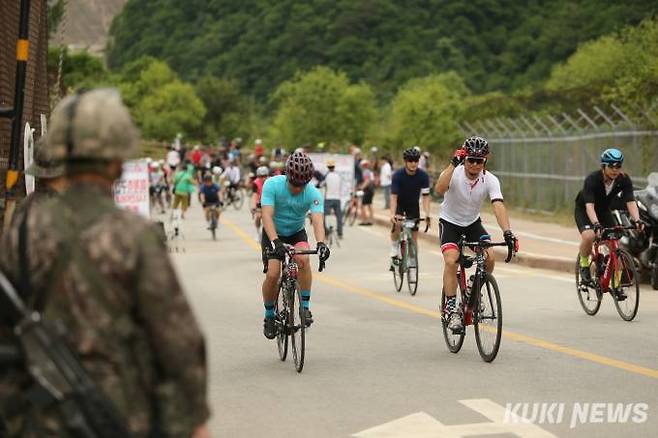 2022 화천 DMZ 랠리 참가자들이 민통선을 통과하고 있다.