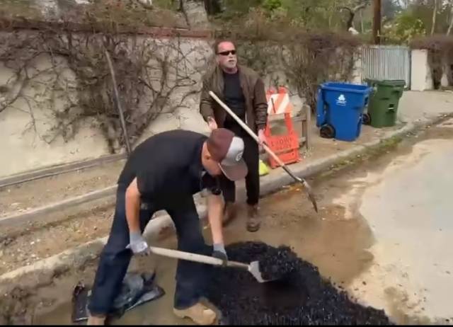 영화 ‘터미네이터’로 유명한 아놀드 슈워제네거 전 캘리포니아 주지사가 움푹 팬 도로를 아스팔트로 메우고 있다. 페이스북 캡처