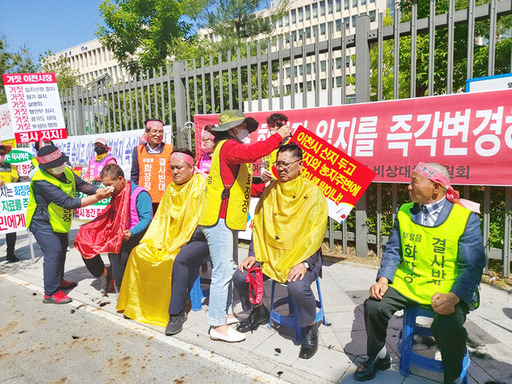 여주시 매화리 주민들이 과천정부종합청사 앞에서 시립화장장 건립에 반대하는 삭발시위를 하고 있다. 여주시의회 제공