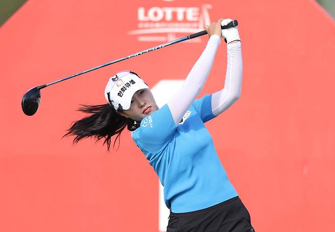 성유진이 14일(한국시간) 열린 LPGA 투어 롯데챔피언십 2라운드에서 티샷을 하고 있다.
 대홍기획