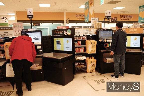서울의 한 이마트에서 고객이 셀프 계산대를 이용하고 있다. /사진=연희진 기자