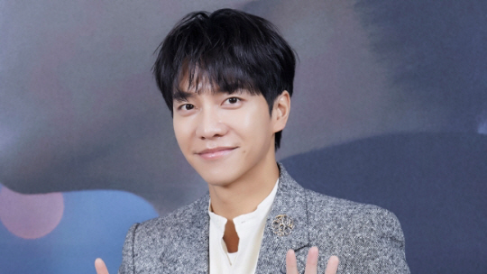 Singer and actor Lee Seung-gi spoke of the damage he suffered from his former agency, which he worked with for 18 years last year. There was a lot of sympathy and support for him.In addition, he donated 5 billion won of settlement money received from his former agency. The praise of the world poured out.And he recently married actor Lee Da-in, the most blessed moment of his life, but Lee Seung-gi is now battling some World Press Freedom Day, and public opinion.Why?Let me ask you a very fundamental question: What did Lee Seung-gi do wrong?It is not easy to find the answer even if it is left and right, because Lee Seung-gi did not make any mistakes in a series of processes.Lets bring up the mistake that he committed (some World Press Freedom Day claims): Lee Seung-gi married Lee Da-in. Why is it wrong?This is because Lee Da-ins The Stepfather has a history of being punished for economic crimes in the past (not related to the 2016 stock price manipulation case, but was punished for the 2011 case).To sum up, Lee Seung-gi, who has built up a good and positive image for 20 years, starting with his younger brother, is arguing that it is inappropriate to marry Lee Da-in with The Stepfather who has done a disgusting thing.Fans of any star are not so rational because their feelings are very subjective. This is not the same as how a family looks at their family.Even if my child makes a mistake, my parents are blaming me. It is not legally valid, but I have to nod my head ethically. Family Yi Gi is the reason, so there is no crime of concealment among the family.So Lee Seung-gi speaks through the entrance door. I would like to tell the fans who saved me. First of all, Im sorry. I heard that you were hurt in the flood of Knight that was blown up by your wifes issue.One of my fans said that he had dried up my marriage. Im sorry to bow my head again. Even my close friends asked me to think about your image.My wife didnt choose my parents, so how can I tell her to break up with my parents? ⁇Lee Seung-gi said, I love Lee Da-in, but I will not marry Lee Da-in because you are worried about your wifes issue.Lee Seung-gi, who made this judgment, could have been a loved entertainer for nearly 20 years?The concerns of these fans and the attitude of World Press Freedom Day should be viewed in a completely separate light. World Press Freedom Day is not a fan of Lee Seung-gi.You shouldnt be a fan of Lee Seung-gi, which means you shouldnt judge Lee Seung-gi based on personal feelings.Also, you should not use Lee Seung-gi as a controversies street. World Press Freedom Days pen is air, because an unspecified number of people read their articles and are affected.The reason some World Press Freedom Days hear chirps is because they give the impression that they dont use this air properly. A line in a diary doesnt affect the public, so it doesnt matter if you scribble it.But not within the framework of  ⁇ World Press Freedom Day ⁇  - thats common sense and civility.So does World Press Freedom Day play a role in the controversies surrounding Lee Seung-gi?It is not difficult to find a mixed-emotional Knight for Lee Seung-gi.Lee Seung-gi, who is not in crisis management, is not in the mood for a honeymoon. Lee Seung-gi marriage PPL controversies Lee Seung-gi is a cheater son-in-law?If you want to make your point clear, you should write a column or editorial.However, these knights were written as knights pretending to be neutrality.Its a shameful point. Knight making controversies for controversies, Knight for hits, Knight without coverage, etc.Knight is not basic as World Press Freedom Day. But this is the age when Knight is eaten.It is a structure that the monsters created by the portal-centered World Press Freedom Day system have no choice but to correct it.In this system, we produce and produce controversies that conform and eat, and in the meantime another Monster is born.Of course, this is true of some World Press Freedom Days, not all World Press Freedom Days.However, when it comes to an issue where the number of views explodes, there is only a difference in the level of expression, and the behavior of changing the content to a stimulating title is similar. Portal sites are sympathizers.The entertainment section of the portal site, which says that AI (Artificial Intelligence) only deploys Knight, places Knights with titles that are close to extinction beyond insulting personality.Does the public prefer such a Knight and read it a lot and come up on the main screen? Or is the portal site reading a lot because it places such a Knight in the front?Director Hong Sang-soo borrowed the characters mouth from the movie Discovery of Life and said, We, lets not be a monster even though it is difficult to be a person.  ⁇  Is it close to a monster? It is time to ask.