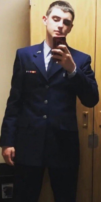 미국 정부의 1급 기밀을 유출한 혐의를 받는 잭 테세이라가 공군 정복을 입고 ‘셀카’를 찍고 있는 모습. AP·연합뉴스