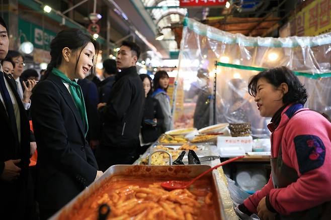 김건희 여사가 14일 대전 중구 태평전통시장을 찾아 상인과 대화하고 있다. [연합]