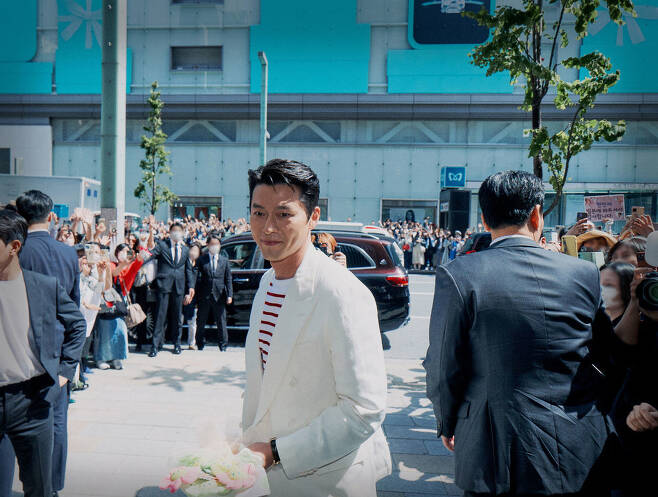 Hyun Bin, who visited Japan in five years, proved to be a popular Korean wave star.Actor Hyun Bin visited Japan on April 10th to attend the premiere event of the brand  ⁇  Hyun Bin Special Edition  ⁇ , which he is an ambassador.This is known as the state visit for five years since I visited Japan in 2017 with a fan meeting.According to the official, on April 10, Haneda Airport was followed by a parade of fans welcoming Hyun Bins state visit, as evidenced by the explosive popularity of the TVN drama  ⁇  Love Landing  ⁇ .As many fans gather, there is a happening where they take a seat to greet their fans through a separate exit route prepared by the airport considering safety.On the next day, April 11, the Ginza street in Tokyo, where the Loropiana Ginza flagship is located, is crowded with crowds of about 1,000 people to see Hyun Bin.Japanese media also reported Hyun Bins schedule for Japan, and the event news was exposed at the top of the Japan SNS trend.