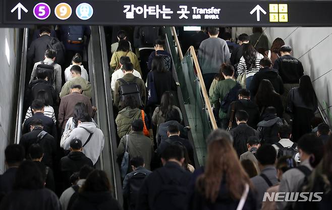 [서울=뉴시스] 조성우 기자 = 14일 오전 서울 강서구 김포골드라인 김포공항역 승강장이 승객들로 붐비고 있다. 2023.04.14. xconfind@newsis.com