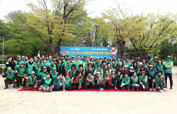 ‘2023년 강남구 새마을방역봉사대 발대식 및 양재천 정화 활동’ 전 단체사진 (뒤에서 두 번째 줄, 왼쪽에서 아홉 번째 김형재 의원)