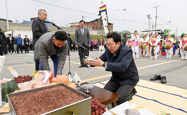 대박 기원 고사 지내는 원강수 원주시장 [원주시 제공.재판매 및 DB 금지]