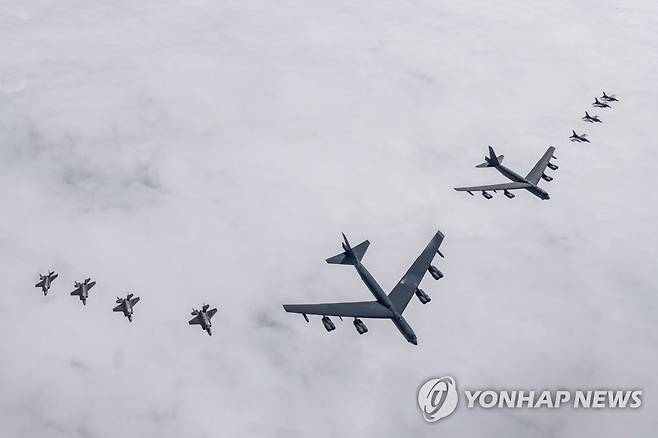 한반도 상공에서 이루어진 한미 공군 연합공중훈련 (서울=연합뉴스) 한미 공군이 14일 한반도 상공에서 우리측 F-35A 전투기와 미측 B-52H 전략폭격기, F-16 전투기가 참여한 가운데 연합공중훈련을 실시하고 있다. 2023.4.14 [국방부 제공. 재판매 및 DB 금지] photo@yna.co.kr
