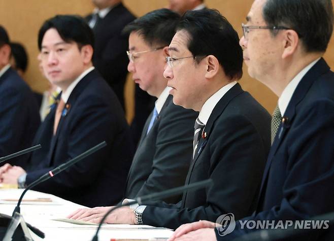 통합형 리조트 추진본부 회의 주재하는 기시다 총리 (도쿄 지지 AFP=연합뉴스) 기시다 후미오 일본 총리가 14일 통합형 리조트 추진본부 회의를 열어 오사카에 일본 첫 카지노를 포함한 리조트 건설 계획을 인정했다.