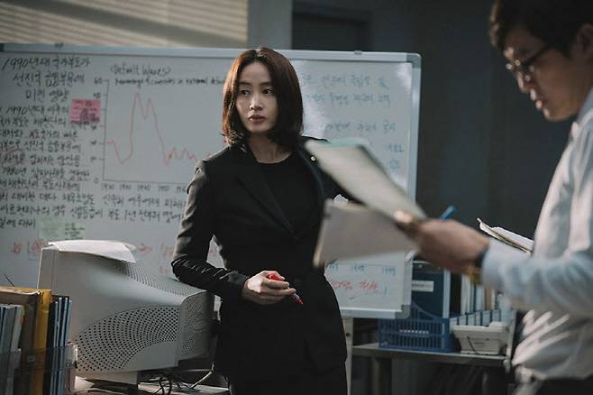 한국은행에 근무 중인 한시현(김혜수)은 한국의 불안한 경제에 대해 보고서를 제출하고 백방으로 움직이지만 결국 외환위기가 발생하고 만다. (사진=CJ ENM)