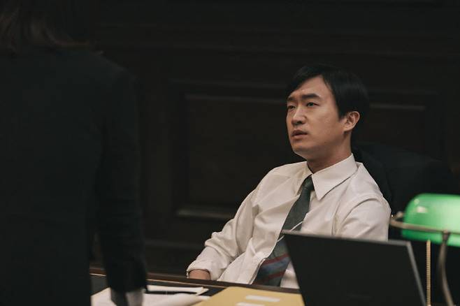 우리나라가 국제통화기금(IMF)의 구제금융을 받도록 한 원흉으로 지목되는 재정국 차관(조우진). 이면엔 재벌과의 결탁이 있다고 영화는 의혹을 제기한다. (사진=CJ ENM)