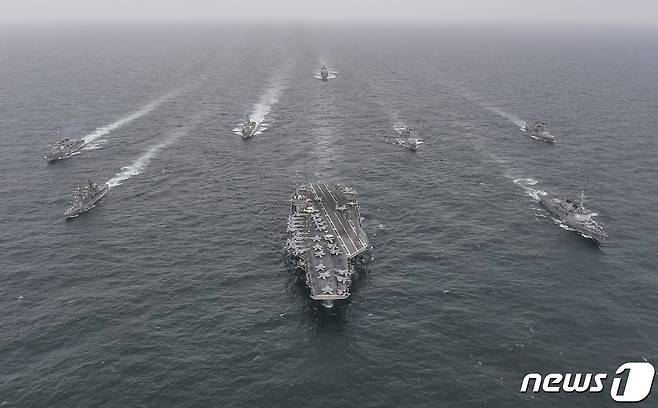 한미 해군과 일본 해상자위대 함정이 4일 제주남방 공해상에서 해상훈련을 하고 있다. (해군 제공) 2023.4.4/뉴스1