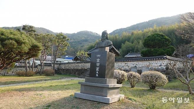 점필재 김종직  선생의 흉상 뒤로 보이는 생가(추원재)는 배산임수가 뛰어난 명당 터다.  안영배 기자