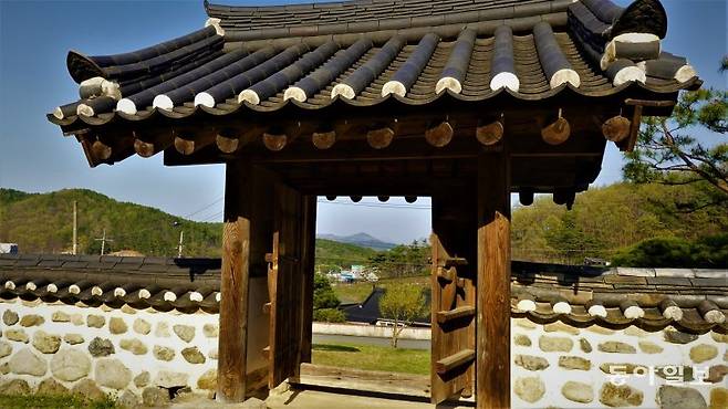 김종직  생가의  대문 사이로 삼각형 모양의 문필봉이 정면으로 보인다.  안영배 기자