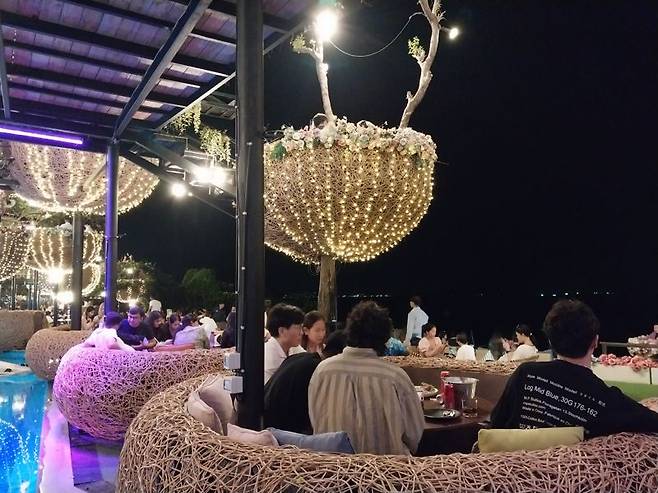 인어공주를 콘셉트로 한 레스토랑 '3 mermaids' / 사진=이환주 기자