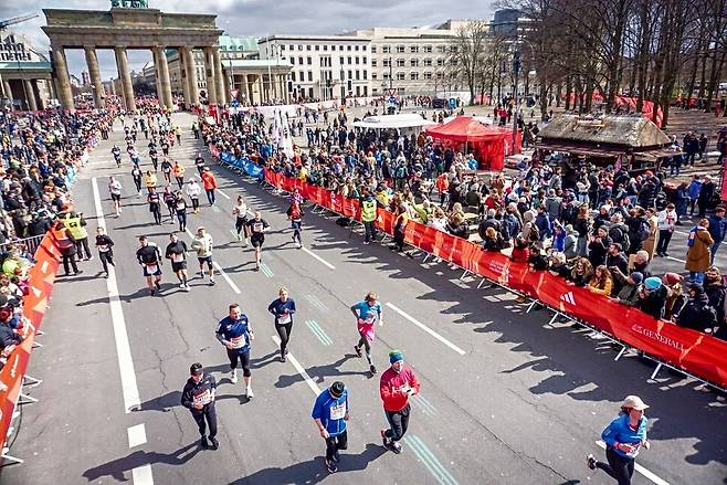 지난 2일(현지시각) 독일 수도 베를린에서 열린 2023년 베를린 하프 마라톤 참가자들이 브란덴부르크 문을 지나 결승점으로 들어오고 있다. 베를린 하프 마라톤 제공