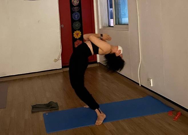 상체를 뒤로 젖혀 아래로 떨어지는 드롭백 자세를 연습하는 모습.