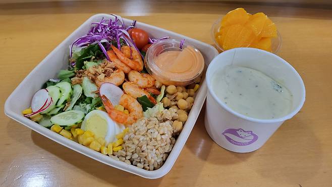 A spicy shrimp salad dosirak with broccoli soup at the Snowfox Grab-N-Go Cafe in Gwanghwamun, central Seoul (Kim Hae-yeon/ The Korea Herald)