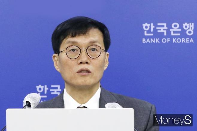 이창용 한국은행 총재가 11일 서울 중구 한국은행에서 열린 4월 금융통화위원회 금리 결정에 대한 기자간담회에서 질의에 답하고 있다./사진-임한별 기자