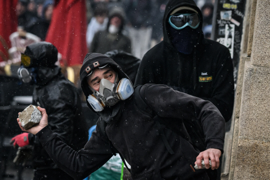 경찰에 돌 던지는 프랑스 연금개혁 반대시위 참가자. (낭트 AFP=연합뉴스)