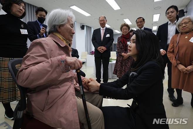 [서울=뉴시스] 윤석열 대통령 부인 김건희 여사가 12일 경기도 파주 국립 6.25 전쟁납북자기념관을 찾아 납북자·억류자 가족들과 대화하고 있다. (사진=대통령실 제공) 2023.04.12. photo@newsis.com