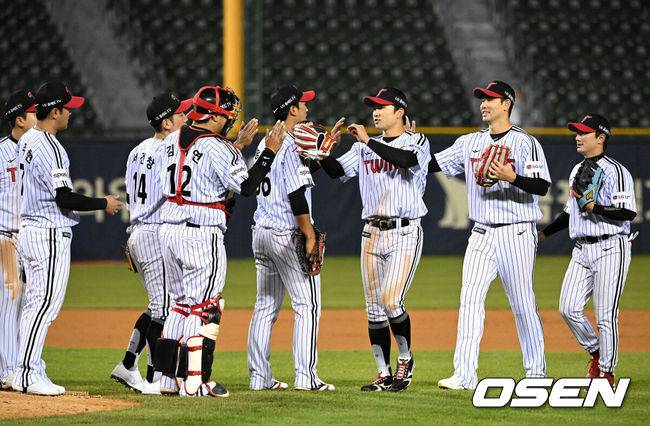 [OSEN=잠실, 이대선 기자] LG 트윈스가 두산 베어스와 시즌 첫 라이벌전에서 승리했다.&nbsp;LG는 14일 서울 잠실구장에서 열린 2023 KBO리그 두산과의 경기에서 장단 14안타를 폭발시키며 13-4로 승리했다.&nbsp;경기 종료 후 LG 선수들이 승리의 기쁨을 나누고 있다. 2023.04.14 /sunday@osen.co.kr